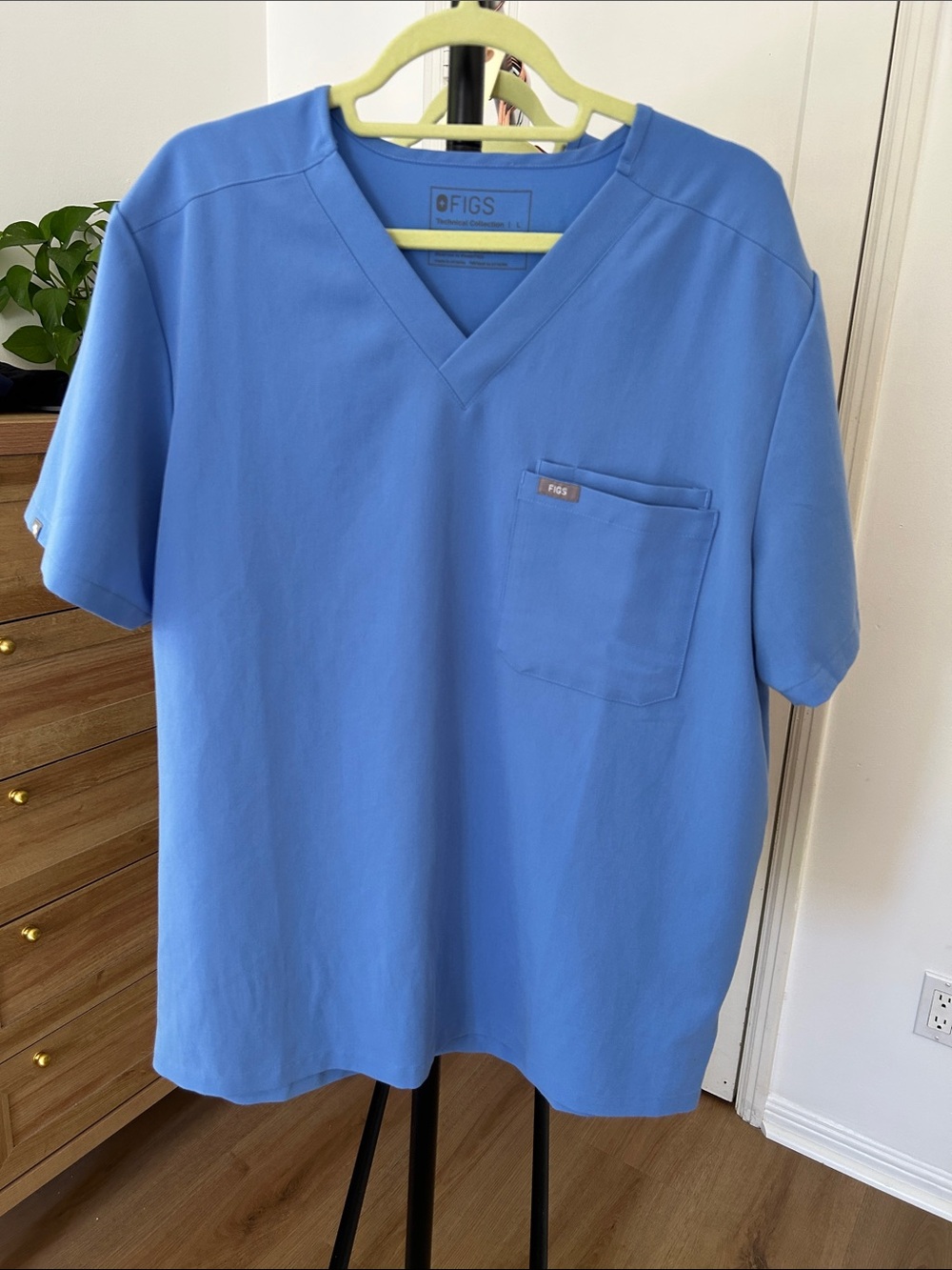 Figs Men’s Leon Scrub Top. Size Large. Minor discoloration in arm pits. See pics